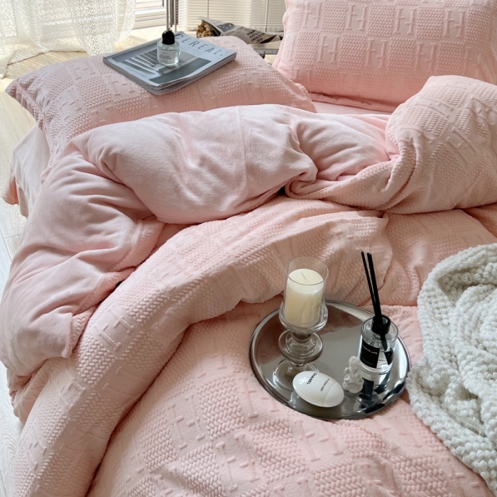 91家纺网 家纺一手货源 找家纺 安莱生活 2022新款牛奶绒雕花210克重比弗利系列 蔷薇粉