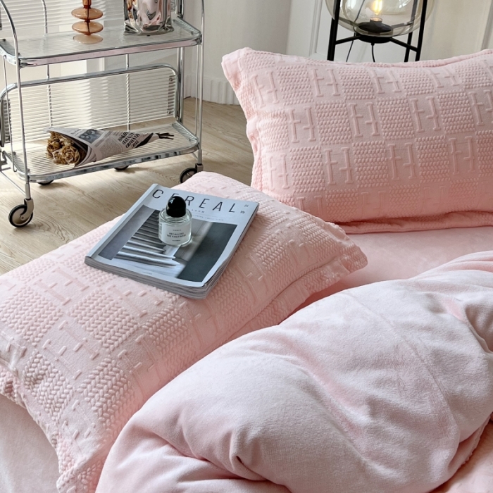 91家纺网 家纺一手货源 找家纺 安莱生活 2022新款牛奶绒雕花210克重比弗利系列 蔷薇粉