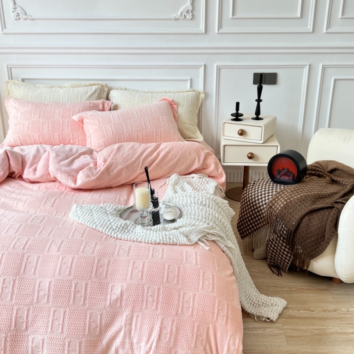 91家纺网 家纺一手货源 找家纺 安莱生活 2022新款牛奶绒雕花210克重比弗利系列 蔷薇粉