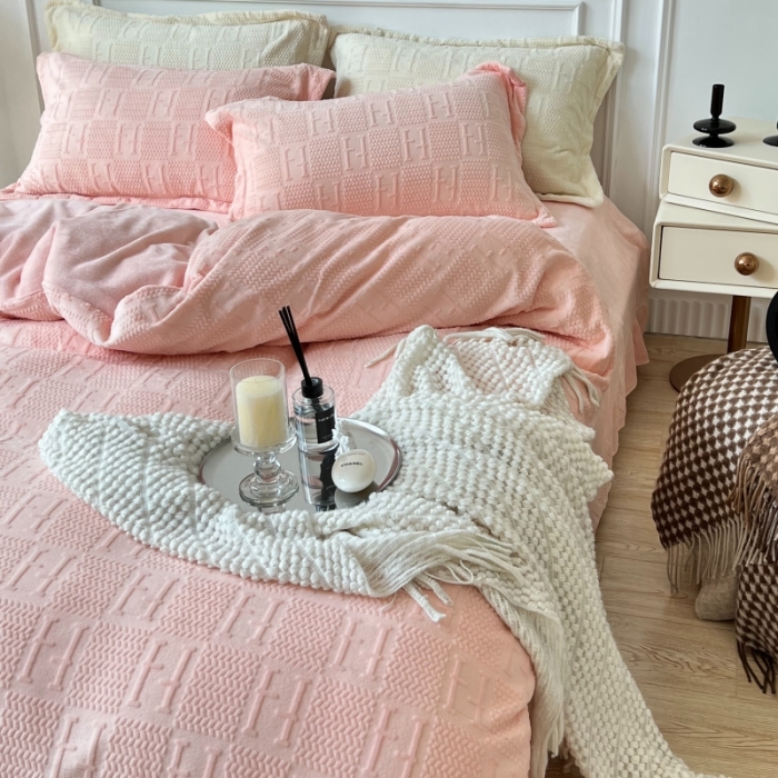 91家纺网 家纺一手货源 找家纺 安莱生活 2022新款牛奶绒雕花210克重比弗利系列 蔷薇粉