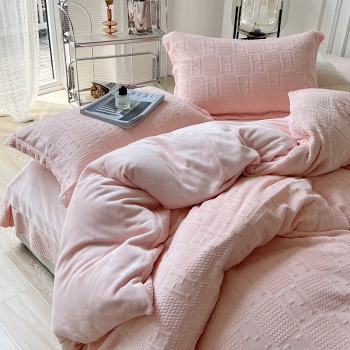 91家纺网 家纺一手货源 找家纺 安莱生活 2022新款牛奶绒雕花210克重比弗利系列 蔷薇粉