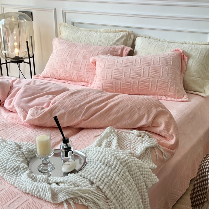 91家纺网 家纺一手货源 找家纺 安莱生活 2022新款牛奶绒雕花210克重比弗利系列 蔷薇粉