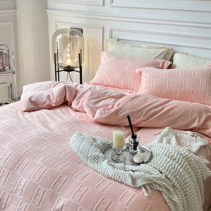 91家纺网 家纺一手货源 找家纺 安莱生活 2022新款牛奶绒雕花210克重比弗利系列 蔷薇粉