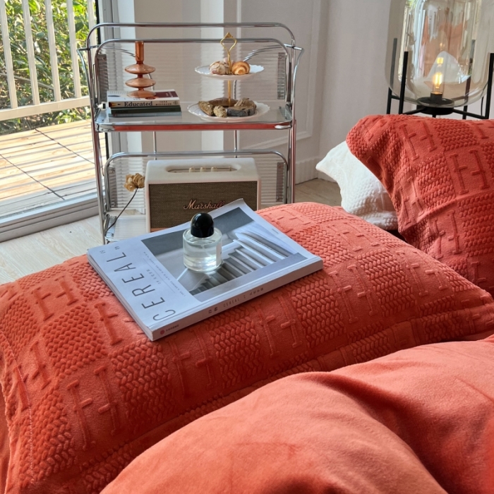 91家纺网 家纺一手货源 找家纺 安莱生活 2022新款牛奶绒雕花210克重比弗利系列 熔岩橙