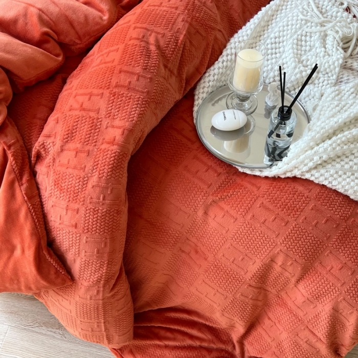 91家纺网 家纺一手货源 找家纺 安莱生活 2022新款牛奶绒雕花210克重比弗利系列 熔岩橙