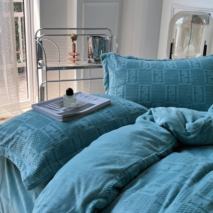 91家纺网 家纺一手货源 找家纺 安莱生活 2022新款牛奶绒雕花210克重比弗利系列 天青色