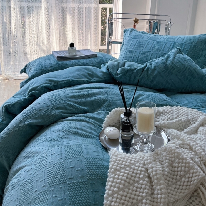 91家纺网 家纺一手货源 找家纺 安莱生活 2022新款牛奶绒雕花210克重比弗利系列 天青色