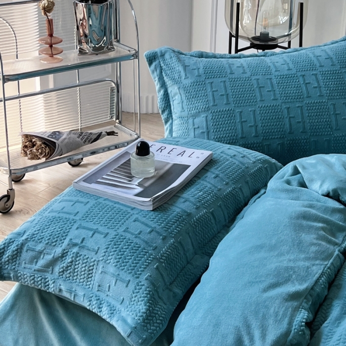 91家纺网 家纺一手货源 找家纺 安莱生活 2022新款牛奶绒雕花210克重比弗利系列 天青色