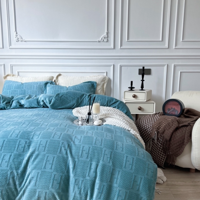 91家纺网 家纺一手货源 找家纺 安莱生活 2022新款牛奶绒雕花210克重比弗利系列 天青色