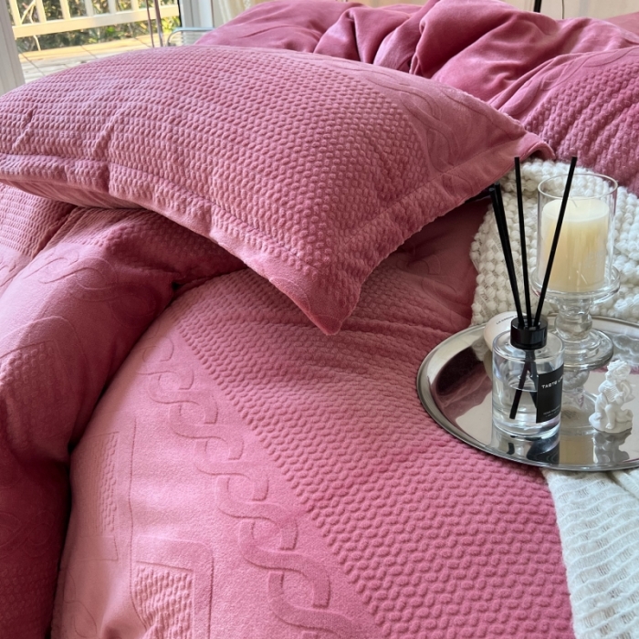 91家纺网 家纺一手货源 找家纺 （总）安莱生活 2022新款牛奶绒雕花210克重丽芙系列