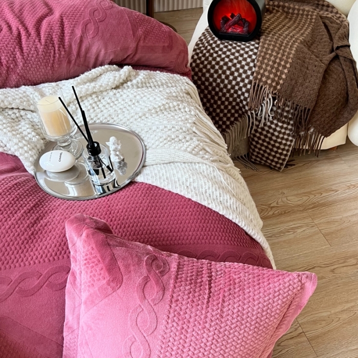 91家纺网 家纺一手货源 找家纺 （总）安莱生活 2022新款牛奶绒雕花210克重丽芙系列