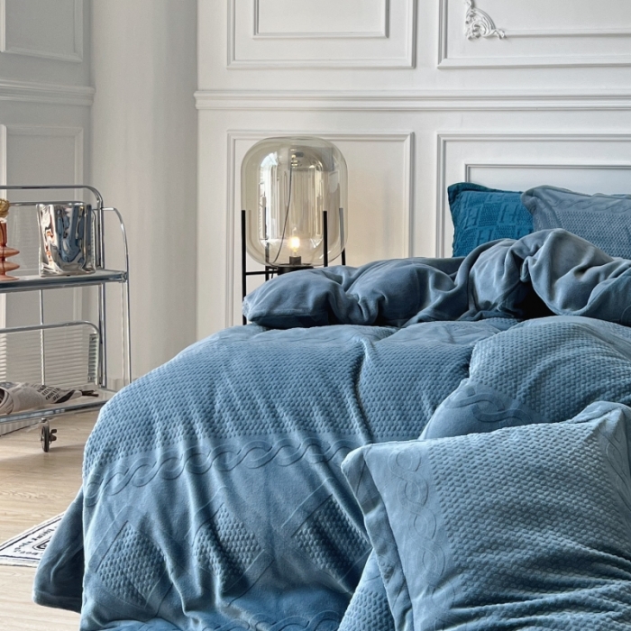 91家纺网 家纺一手货源 找家纺 安莱生活 2022新款牛奶绒雕花210克重丽芙系列 巴黎灰