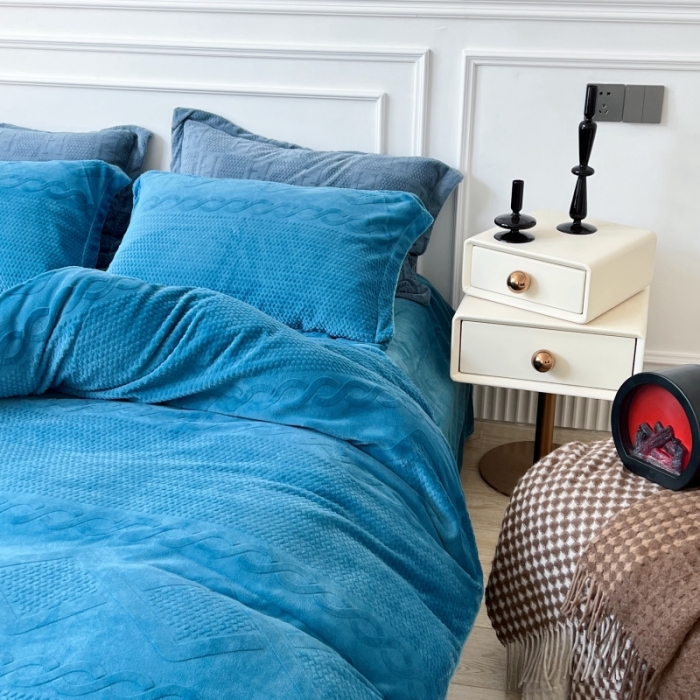 91家纺网 家纺一手货源 找家纺 安莱生活 2022新款牛奶绒雕花210克重丽芙系列保加利亚蓝