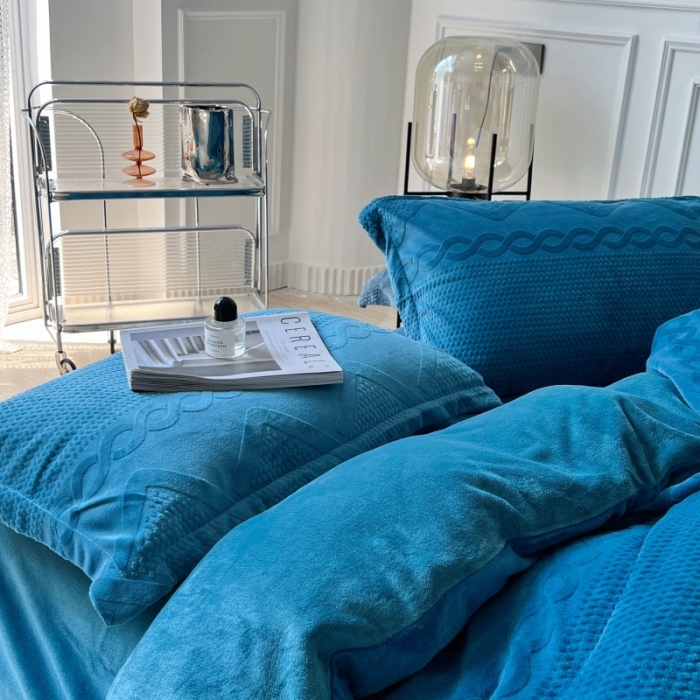 91家纺网 家纺一手货源 找家纺 安莱生活 2022新款牛奶绒雕花210克重丽芙系列保加利亚蓝