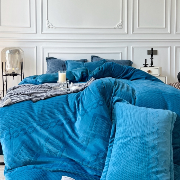 91家纺网 家纺一手货源 找家纺 安莱生活 2022新款牛奶绒雕花210克重丽芙系列保加利亚蓝