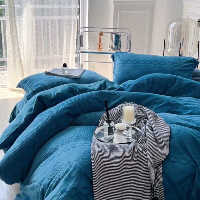 91家纺网 家纺一手货源 找家纺 安莱生活 2022新款牛奶绒雕花210克重丽芙系列保加利亚蓝