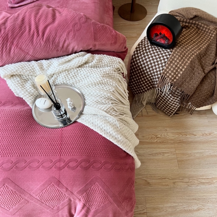 91家纺网 家纺一手货源 找家纺 安莱生活 2022新款牛奶绒雕花210克重丽芙系列 覆盆子粉