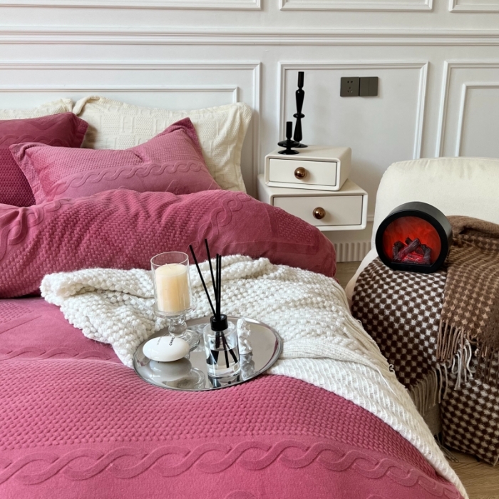 91家纺网 家纺一手货源 找家纺 安莱生活 2022新款牛奶绒雕花210克重丽芙系列 覆盆子粉