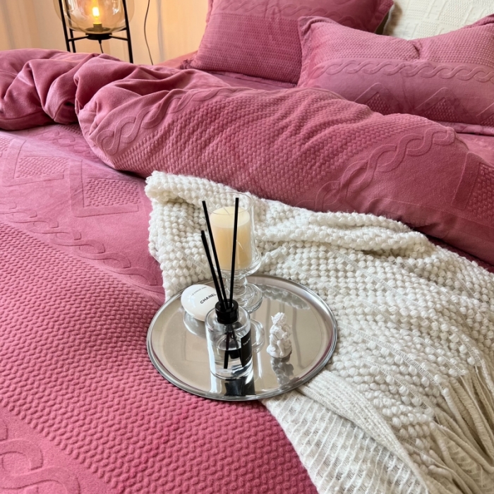 91家纺网 家纺一手货源 找家纺 安莱生活 2022新款牛奶绒雕花210克重丽芙系列 覆盆子粉