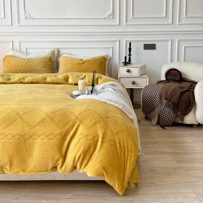 91家纺网 家纺一手货源 找家纺 安莱生活 2022新款牛奶绒雕花210克重丽芙系列 琥珀黄