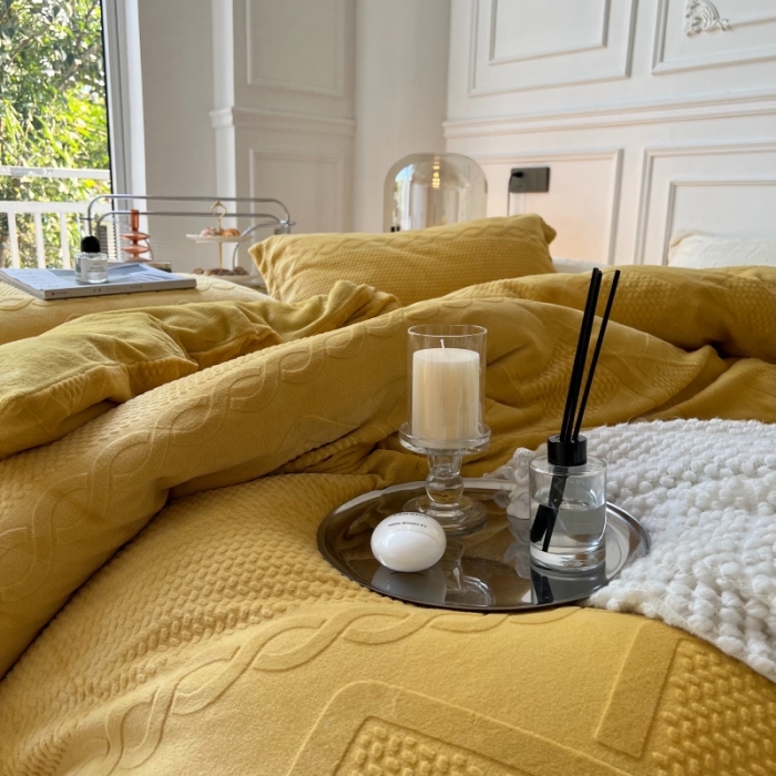 91家纺网 家纺一手货源 找家纺 安莱生活 2022新款牛奶绒雕花210克重丽芙系列 琥珀黄