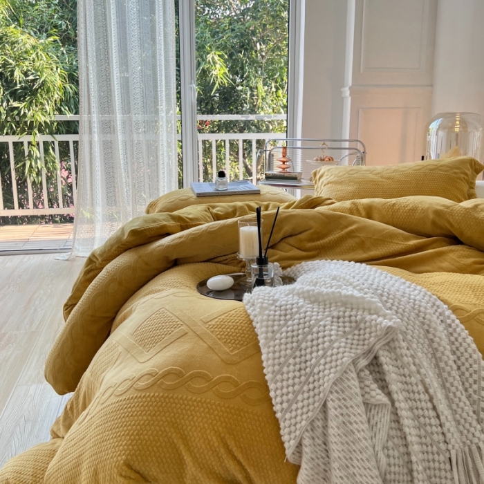 91家纺网 家纺一手货源 找家纺 安莱生活 2022新款牛奶绒雕花210克重丽芙系列 琥珀黄