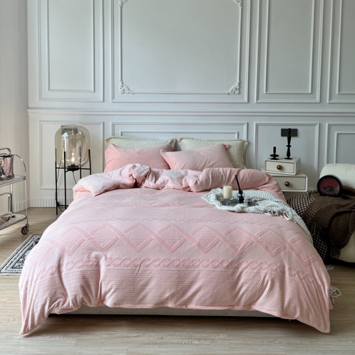 91家纺网 家纺一手货源 找家纺 安莱生活 2022新款牛奶绒雕花210克重丽芙系列 蔷薇粉