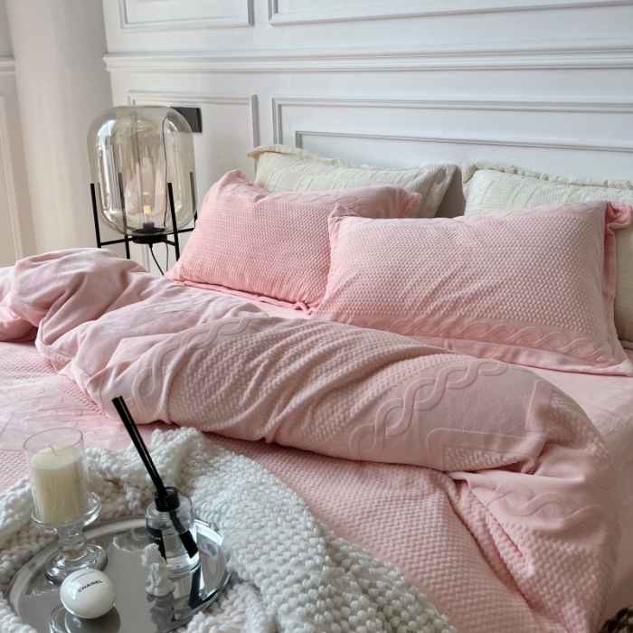 91家纺网 家纺一手货源 找家纺 安莱生活 2022新款牛奶绒雕花210克重丽芙系列 蔷薇粉