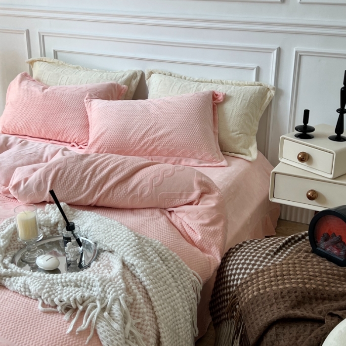 91家纺网 家纺一手货源 找家纺 安莱生活 2022新款牛奶绒雕花210克重丽芙系列 蔷薇粉