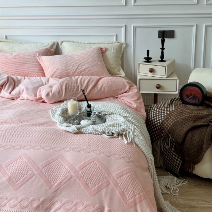 91家纺网 家纺一手货源 找家纺 安莱生活 2022新款牛奶绒雕花210克重丽芙系列 蔷薇粉