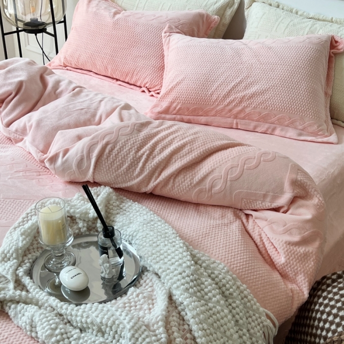 91家纺网 家纺一手货源 找家纺 安莱生活 2022新款牛奶绒雕花210克重丽芙系列 蔷薇粉