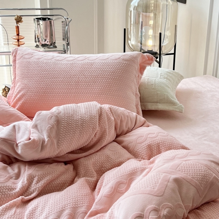 91家纺网 家纺一手货源 找家纺 安莱生活 2022新款牛奶绒雕花210克重丽芙系列 蔷薇粉