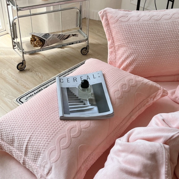 91家纺网 家纺一手货源 找家纺 安莱生活 2022新款牛奶绒雕花210克重丽芙系列 蔷薇粉