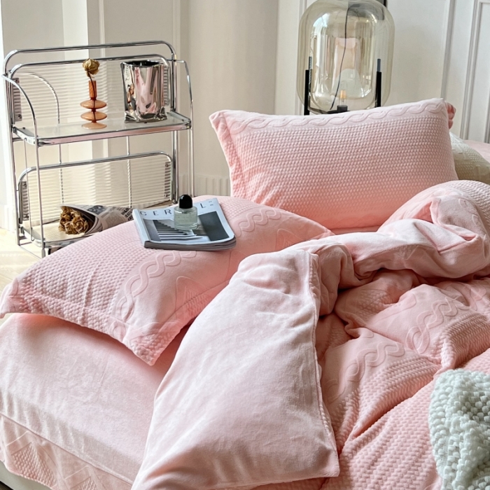 91家纺网 家纺一手货源 找家纺 安莱生活 2022新款牛奶绒雕花210克重丽芙系列 蔷薇粉