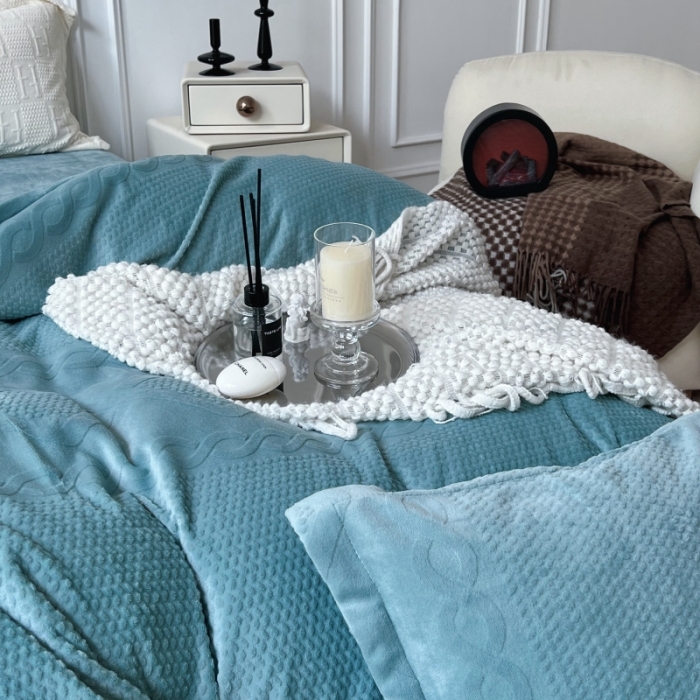 91家纺网 家纺一手货源 找家纺 安莱生活 2022新款牛奶绒雕花210克重丽芙系列 天青色