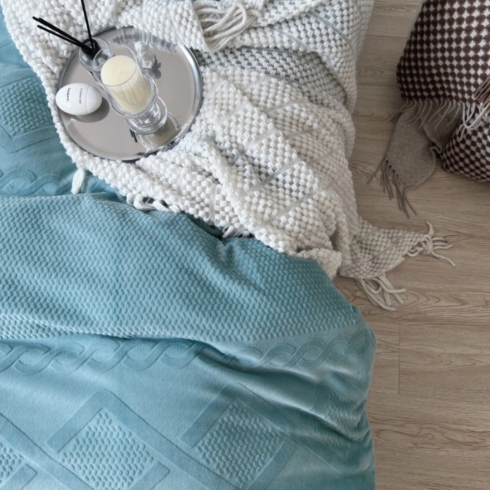 91家纺网 家纺一手货源 找家纺 安莱生活 2022新款牛奶绒雕花210克重丽芙系列 天青色