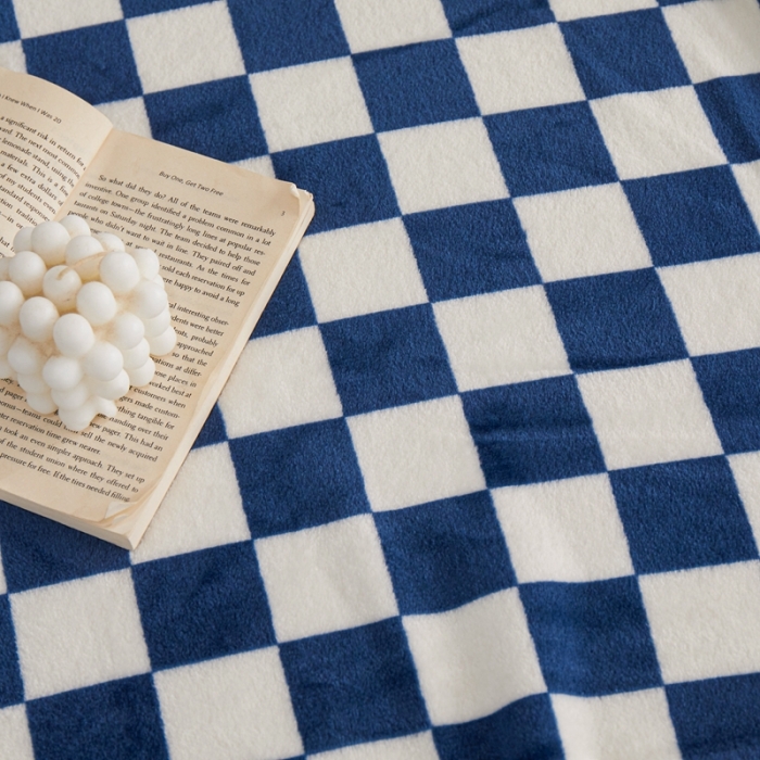 91家纺网 家纺一手货源 找家纺 新丽佳2022新款法兰绒棋盘格毛毯 宝石蓝