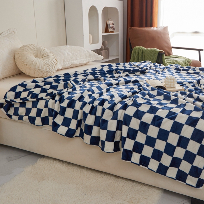 91家纺网 家纺一手货源 找家纺 新丽佳2022新款法兰绒棋盘格毛毯 宝石蓝