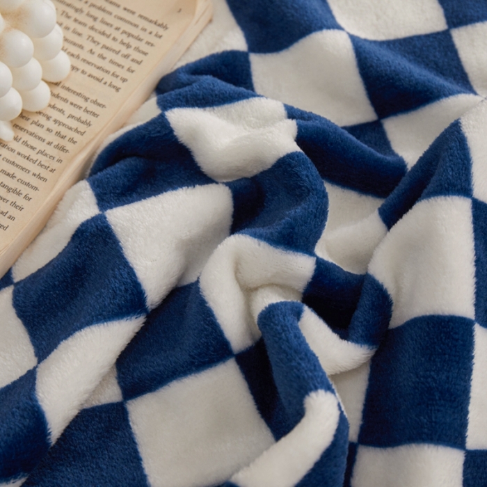 91家纺网 家纺一手货源 找家纺 新丽佳2022新款法兰绒棋盘格毛毯 宝石蓝