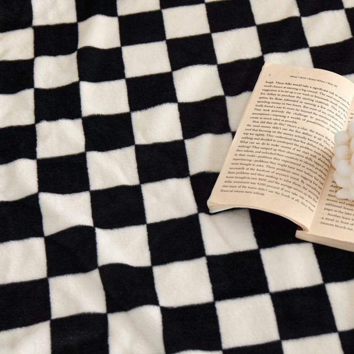 91家纺网 家纺一手货源 找家纺 新丽佳2022新款法兰绒棋盘格毛毯 黑白格