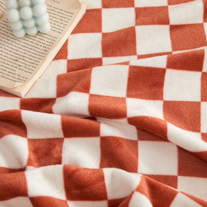 91家纺网 家纺一手货源 找家纺 新丽佳2022新款法兰绒棋盘格毛毯 红咖格