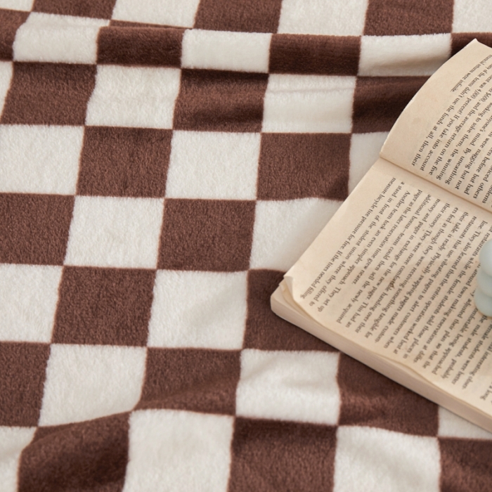 91家纺网 家纺一手货源 找家纺 新丽佳2022新款法兰绒棋盘格毛毯 咖啡格