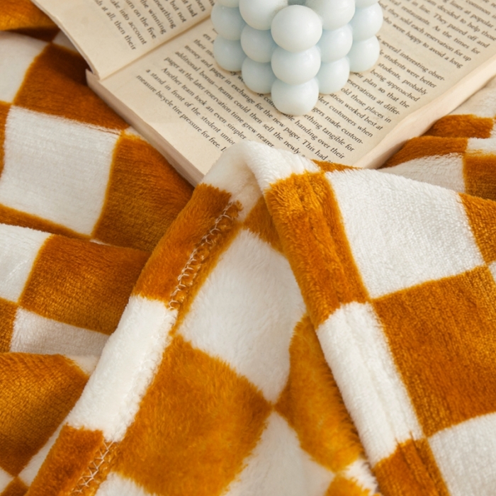 91家纺网 家纺一手货源 找家纺 新丽佳2022新款法兰绒棋盘格毛毯 金黄格