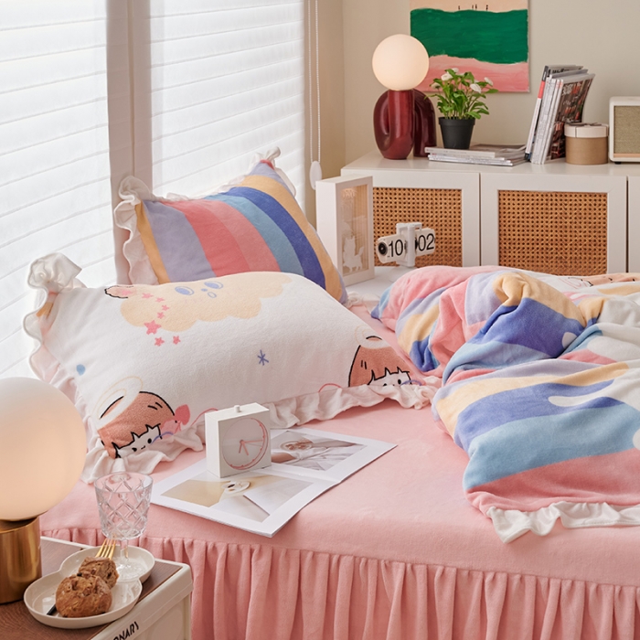 91家纺网 家纺一手货源 找家纺 2023新款包小包高克重小清新印花花边牛奶绒四件套彩虹女孩