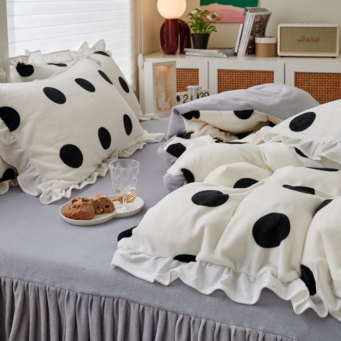 91家纺网 家纺一手货源 找家纺 2023新款包小包高克重小清新印花花边牛奶绒四件套 经典波点