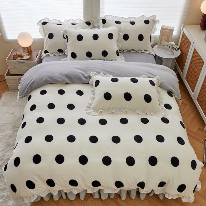 91家纺网 家纺一手货源 找家纺 2023新款包小包高克重小清新印花花边牛奶绒四件套 经典波点