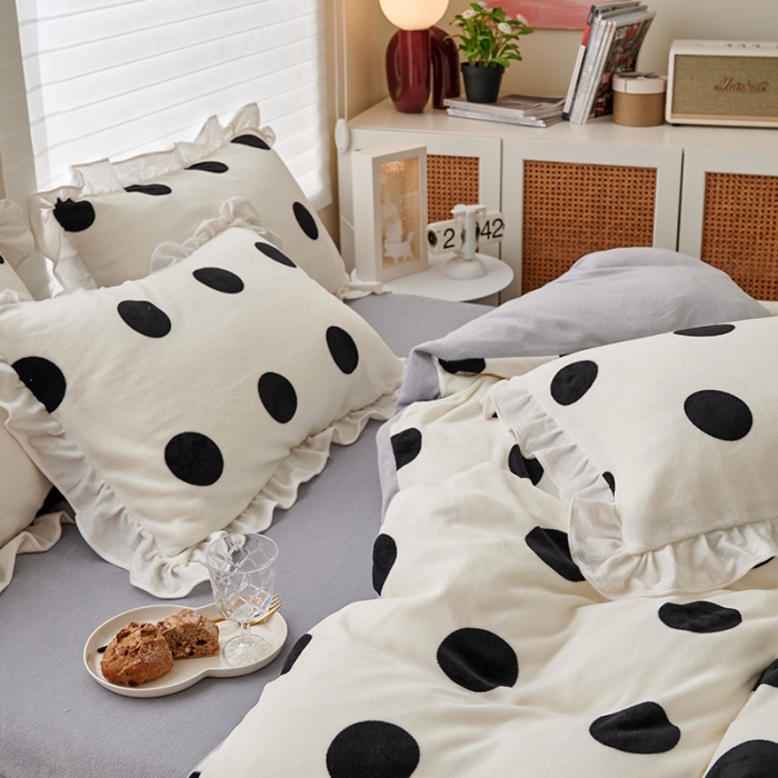 91家纺网 家纺一手货源 找家纺 2023新款包小包高克重小清新印花花边牛奶绒四件套 经典波点