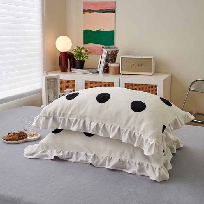 91家纺网 家纺一手货源 找家纺 2023新款包小包高克重小清新印花花边牛奶绒四件套 经典波点