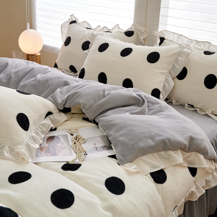 91家纺网 家纺一手货源 找家纺 2023新款包小包高克重小清新印花花边牛奶绒四件套 经典波点