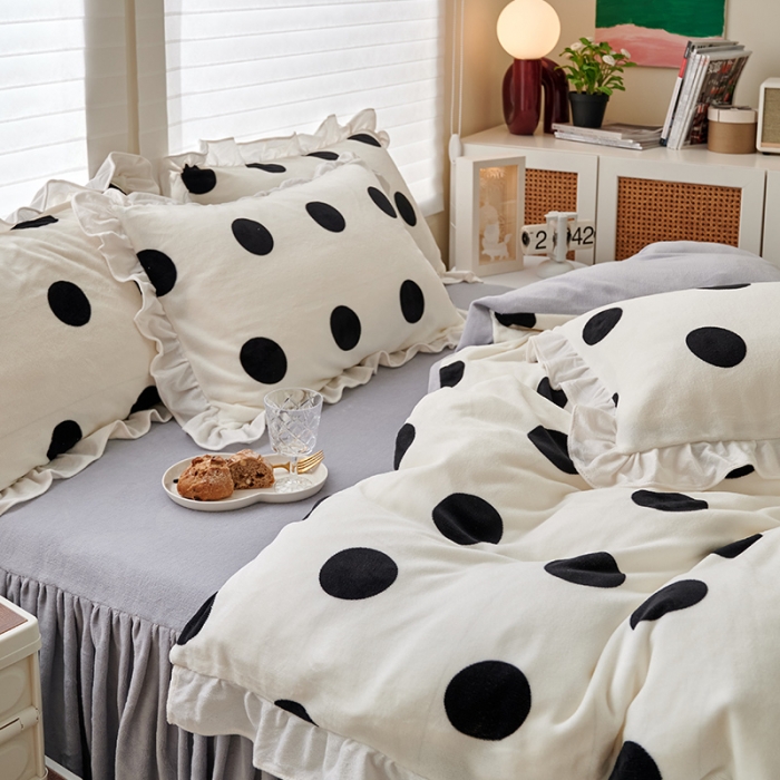 91家纺网 家纺一手货源 找家纺 2023新款包小包高克重小清新印花花边牛奶绒四件套 经典波点